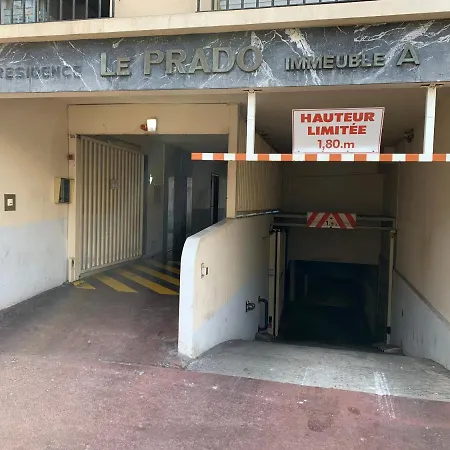 Cosy + Secured Parking * カンヌ