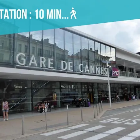 Cosy + Secured Parking アパート